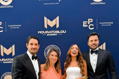 Patrícia e Rebeca Abravanel prestigiam evento de gala com os maridos Fábio Faria e Pato