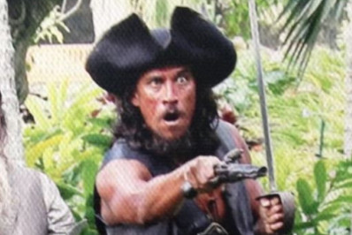 Ator de 'Piratas do Caribe' morre após ataque de tubarão