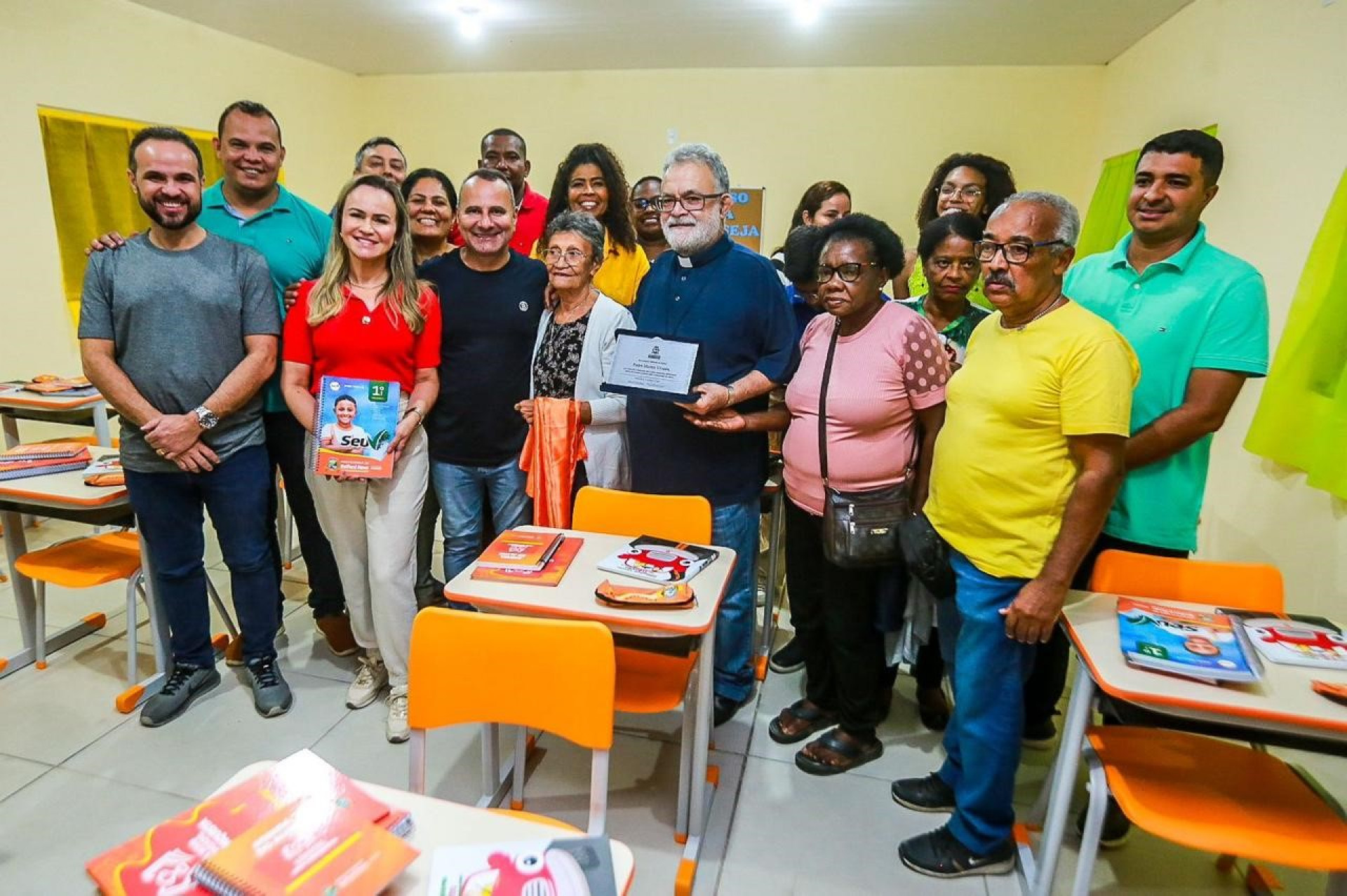 Secret&aacute;rio Denis Macedo, primeira ?dama e deputada federal Daniela do Waguinho, prefeito Waguinho com Maria Jos&eacute; da Silva, o padre Jos&eacute; Antonio e lideran&ccedil;as locais - Rafael Barreto/PMBR