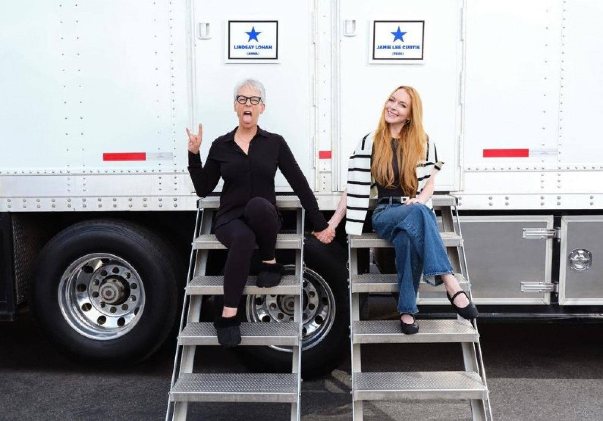 Jamie Lee Curtis e Lindsay Lohan posam nos bastidores das gravações de 'Sexta-Feira Muito Louca 2' - Reprodução / Instagram