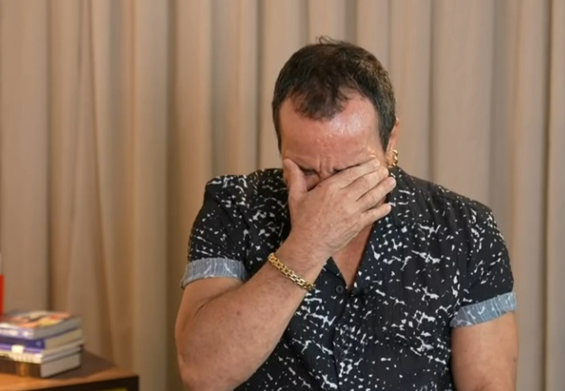 Ralf chora durante entrevista ao 'Fantástico' - Reprodução de vídeo / TV Globo