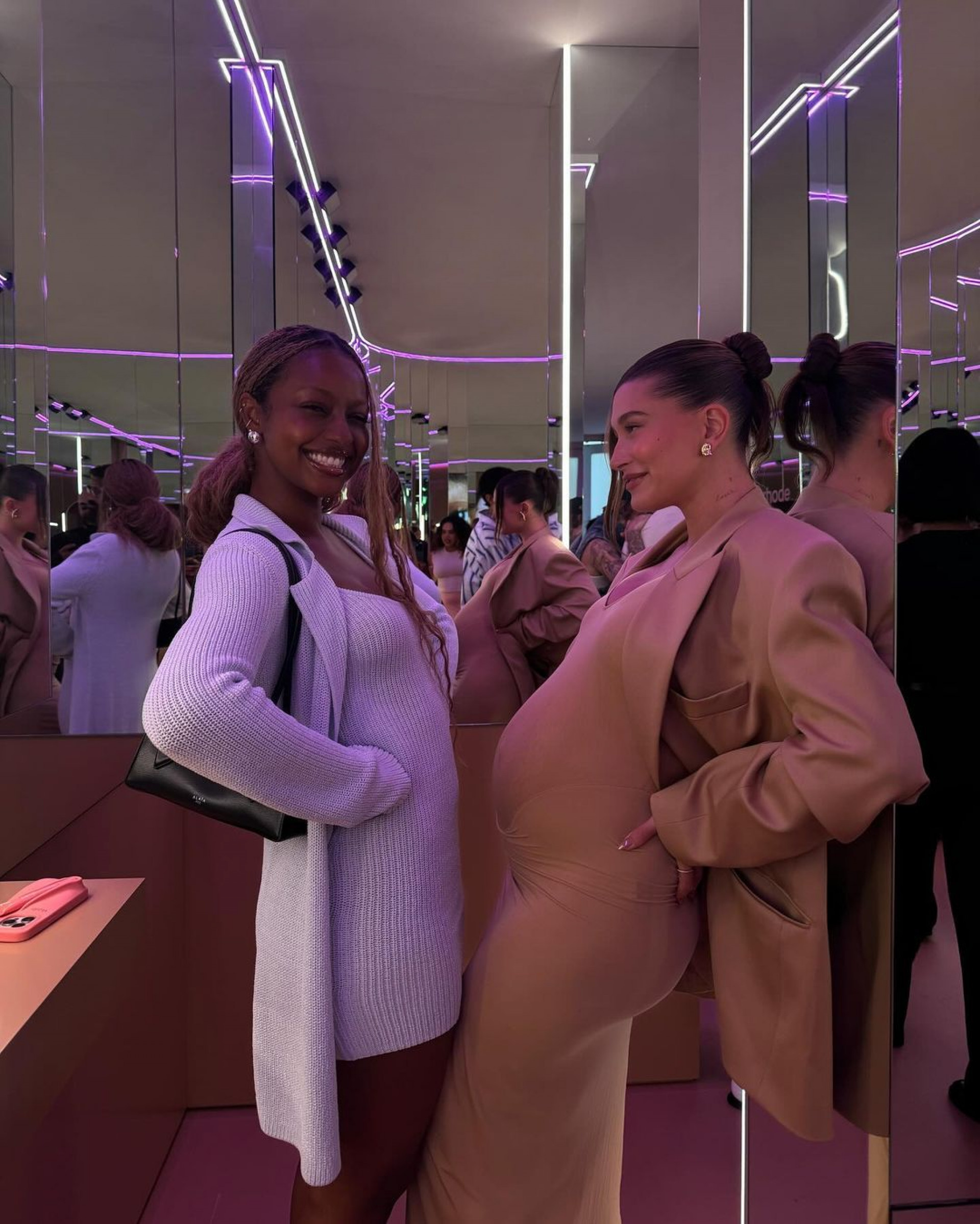 Grávida, Hailey Bieber mostra a barriguinha e recebe elogios - Reprodução