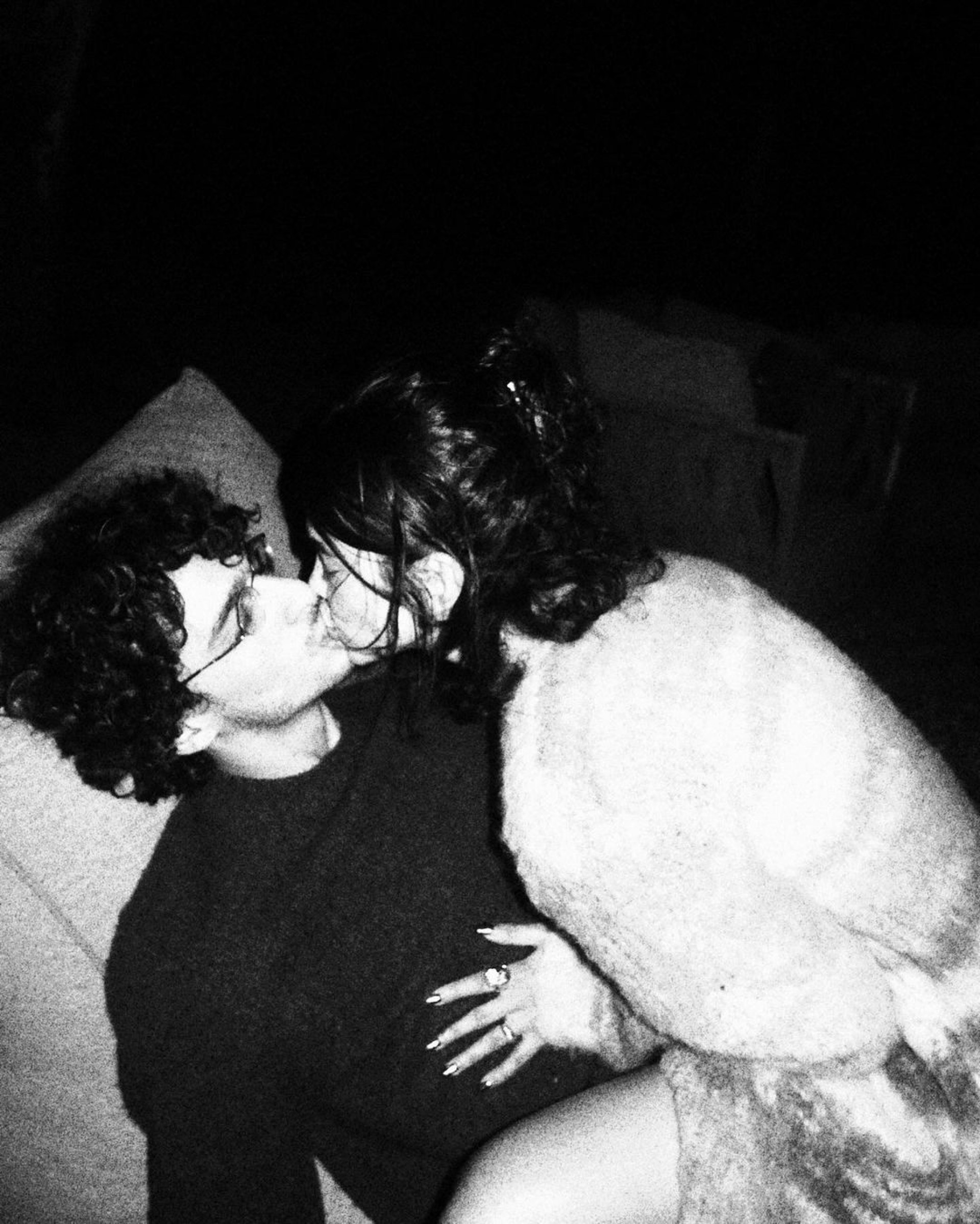 Manu Gavassi posa em clima de romance com o noivo - Reprodução