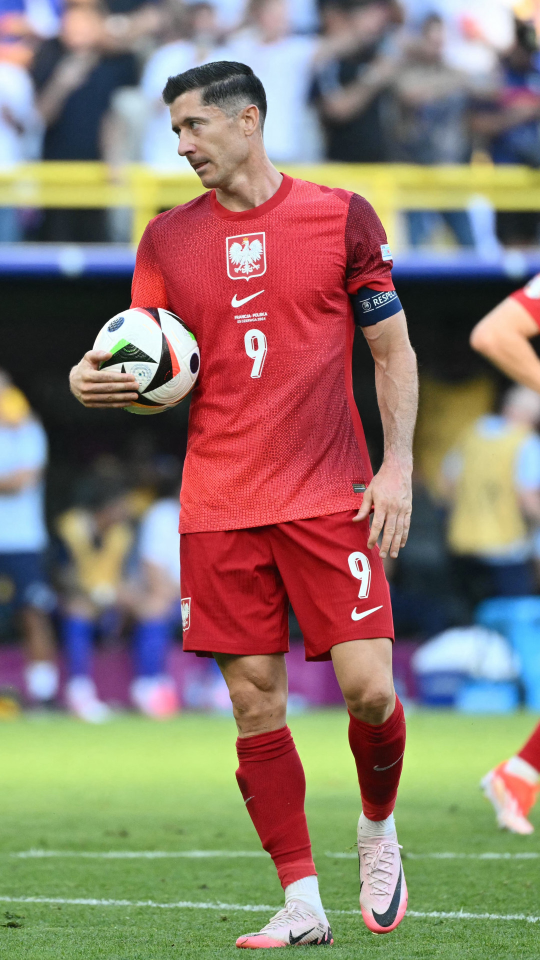 Lewandowski em campo pela seleção da Polônia - AFP