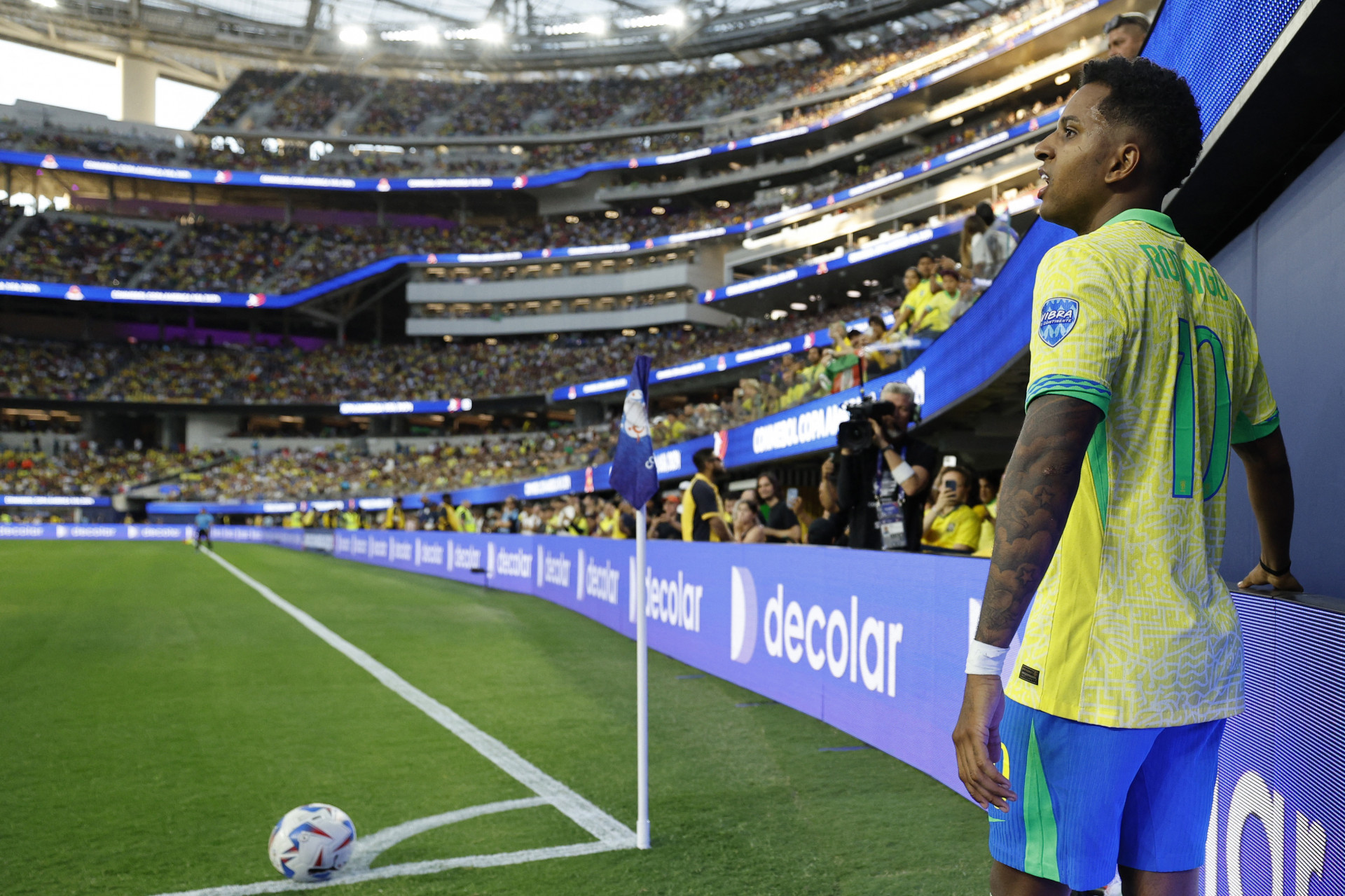 Rodrygo se prepara para cobrar escanteio em Brasil x Costa Rica - Kevork Djansezian / Getty Images North America / Getty Images via AFP