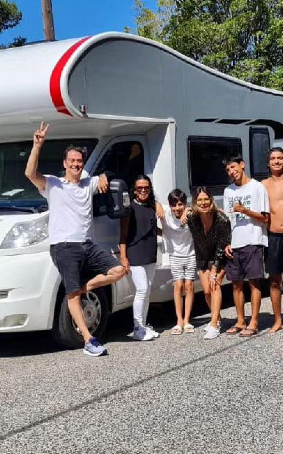 Marcello Antony e a mulher Carolina Villar posam com os filhos
 - Reprodução/Instagram