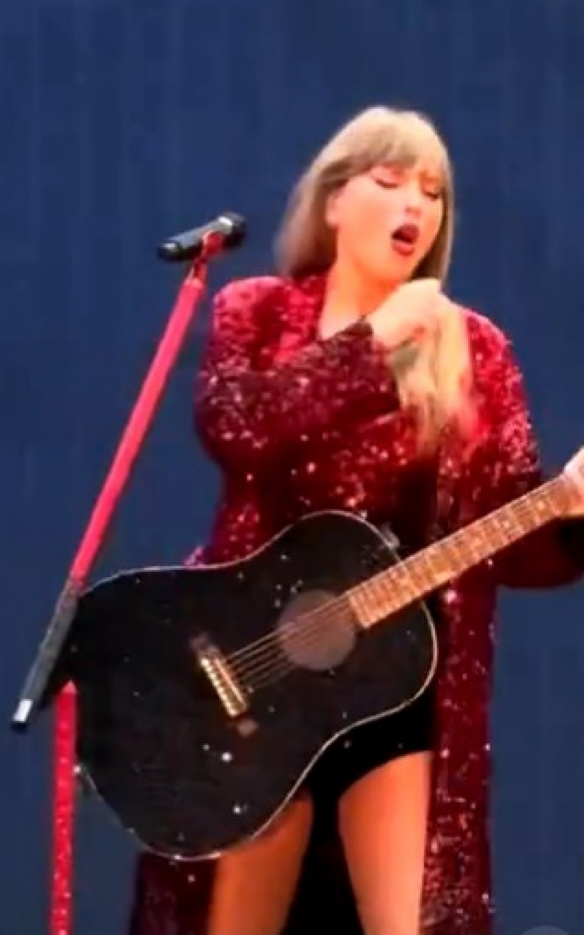 Taylor Swift engole inseto durante apresentação - Reprodução de vídeo