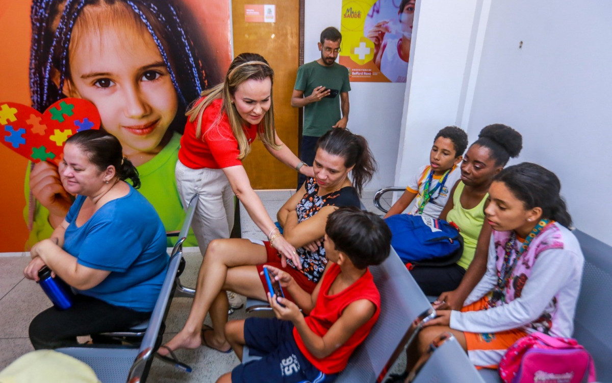 A primeira ?dama e deputada federal Daniela do Waguinho conversos com as mães e crianças