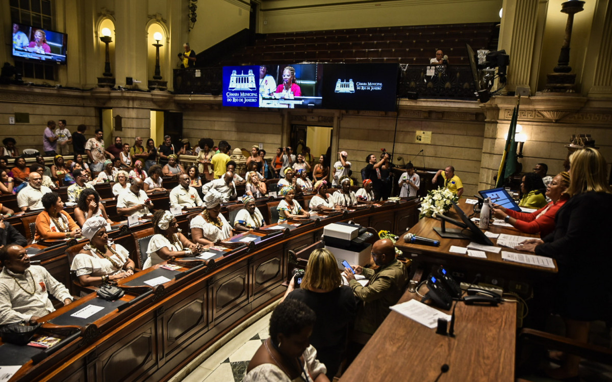 Representantes de grupos de jongo foram homenageados na Câmara do Rio nesta segunda-feira (24)