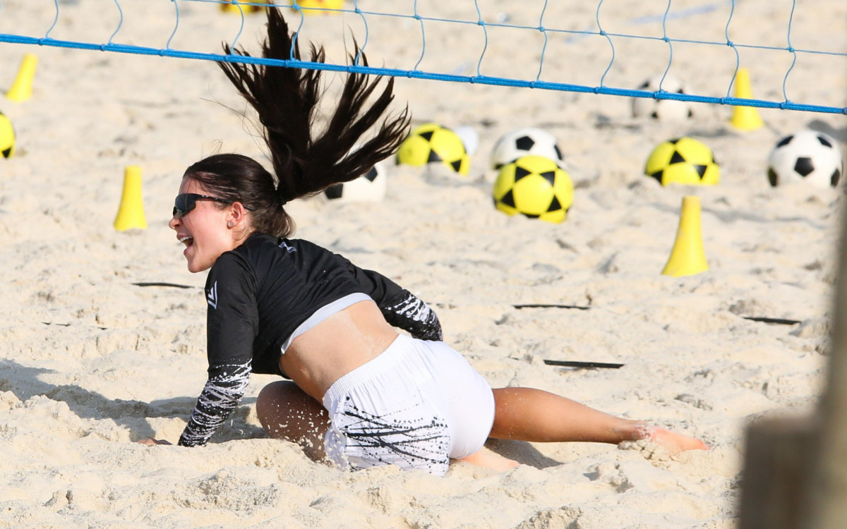 Jade Picon joga futevôlei na praia da Barra da Tijuca