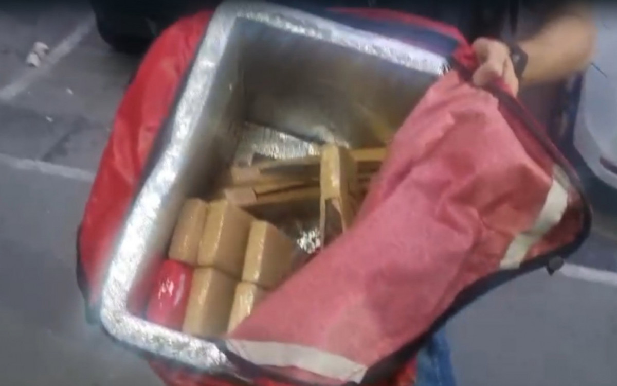 Drogas estavam escondidas em uma bolsa usada para entrega