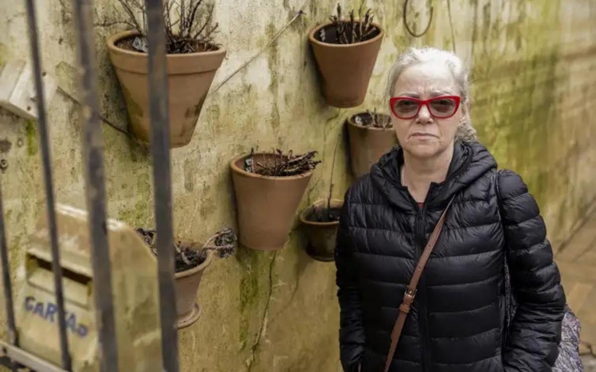 Ângela Márcia Dreissg Corino em frente a sua casa, após enchente que atingiu toda a região