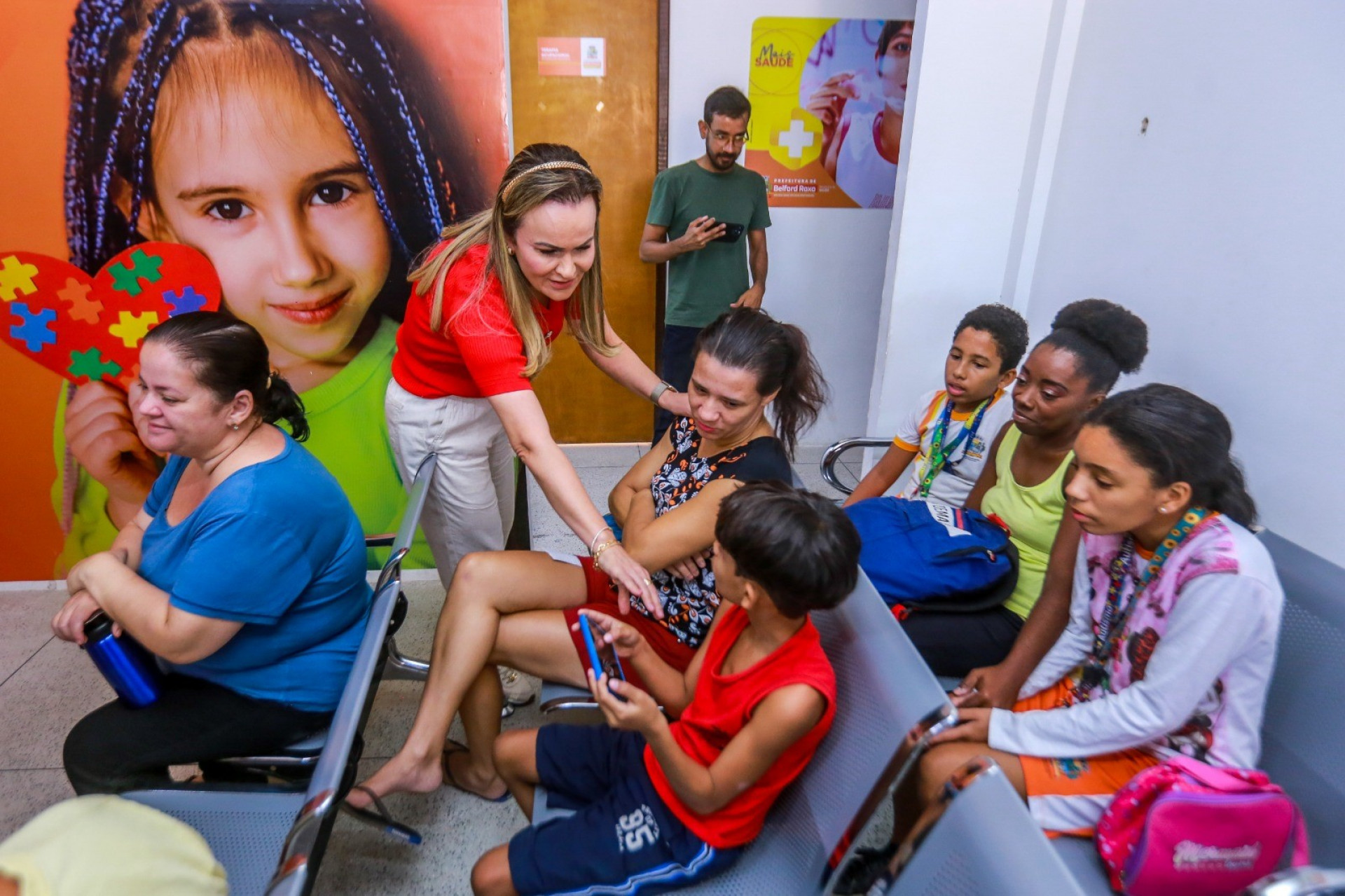 A primeira ?dama e deputada federal Daniela do Waguinho conversos com as m&atilde;es e crian&ccedil;as - Rafael Barreto/PMBR