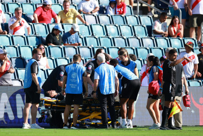 Assistente passa mal, cai em campo e deixa o jogo entre Peru e Canadá de maca