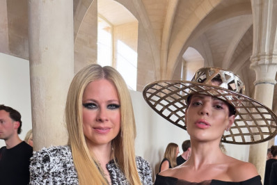 Gkay posa ao lado de Avril Lavigne durante desfile em Paris