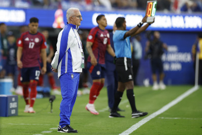 Cartão rosa é usado na Copa América pela primeira vez em jogo do Brasil