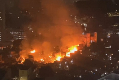 Incêndio de grandes proporções atinge favela de São Paulo e ao menos 300 famílias são afetadas