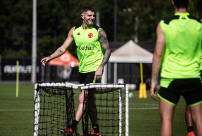 Com metade dos jogos, Vegetti fica a um gol de igualar números de artilheiro do Vasco em 2023