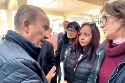 Governador de Santa Catarina discute com professoras durante entrega de quadra em escola