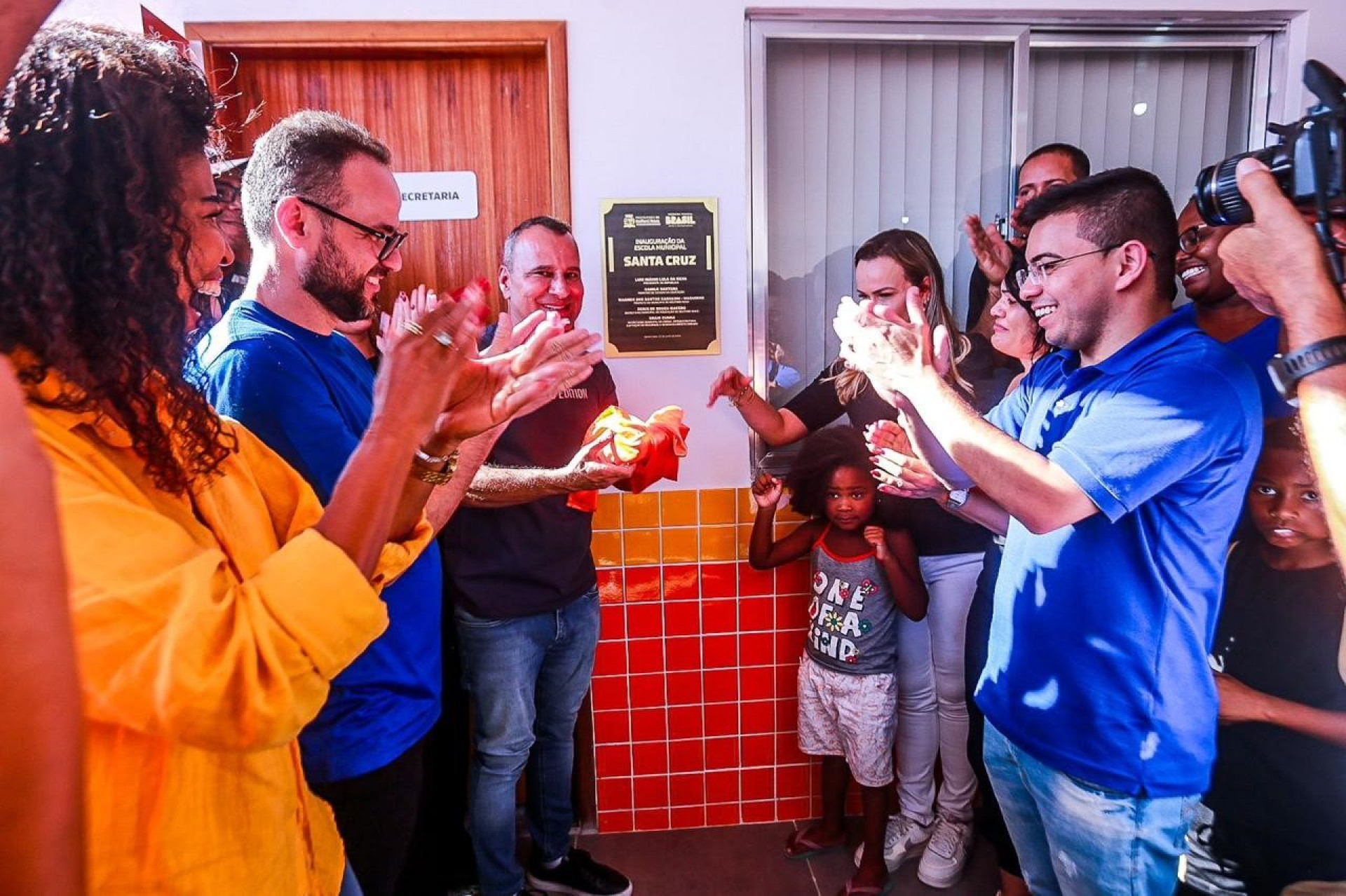 Secretário Denis Macedo, prefeito Waguinho e deputada Daniela do Waguinho descerram a placa de inauguração da escola Santa Cruz - Rafael Barreto/PMBR