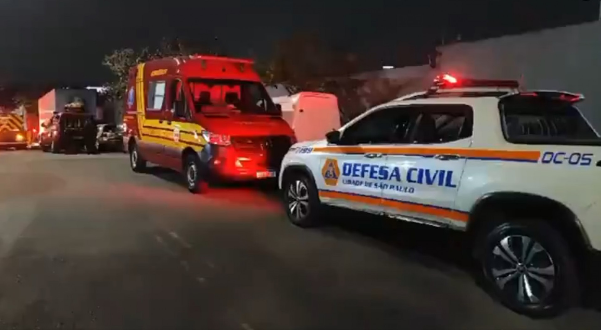 Corpo de Bombeiros mobilizou 18 viaturas para combater o inc&ecirc;ndio - Reprodu&ccedil;&atilde;o