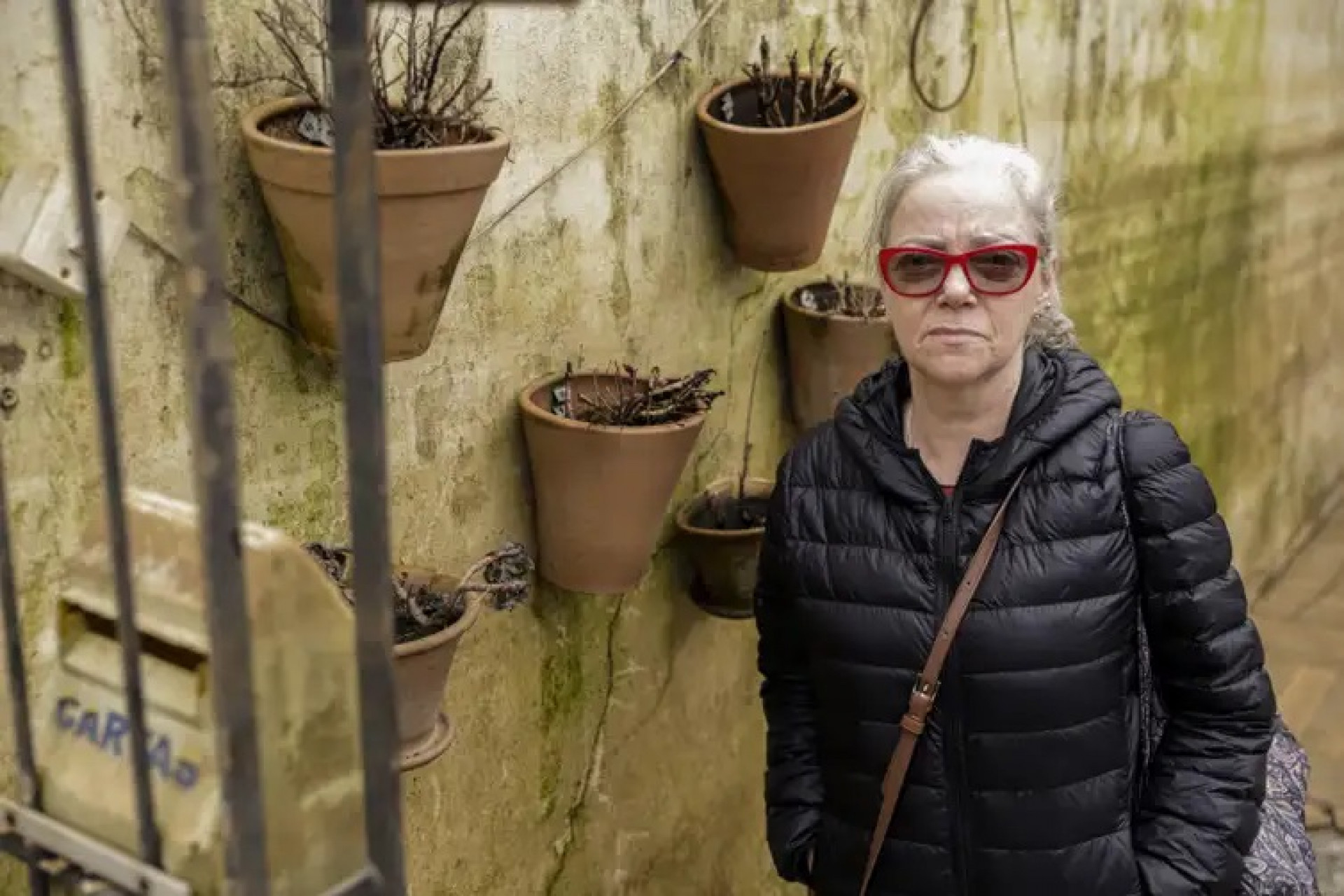 &Acirc;ngela M&aacute;rcia Dreissg Corino em frente a sua casa, ap&oacute;s enchente que atingiu toda a regi&atilde;o - Bruno Peres/Ag&ecirc;ncia Brasil