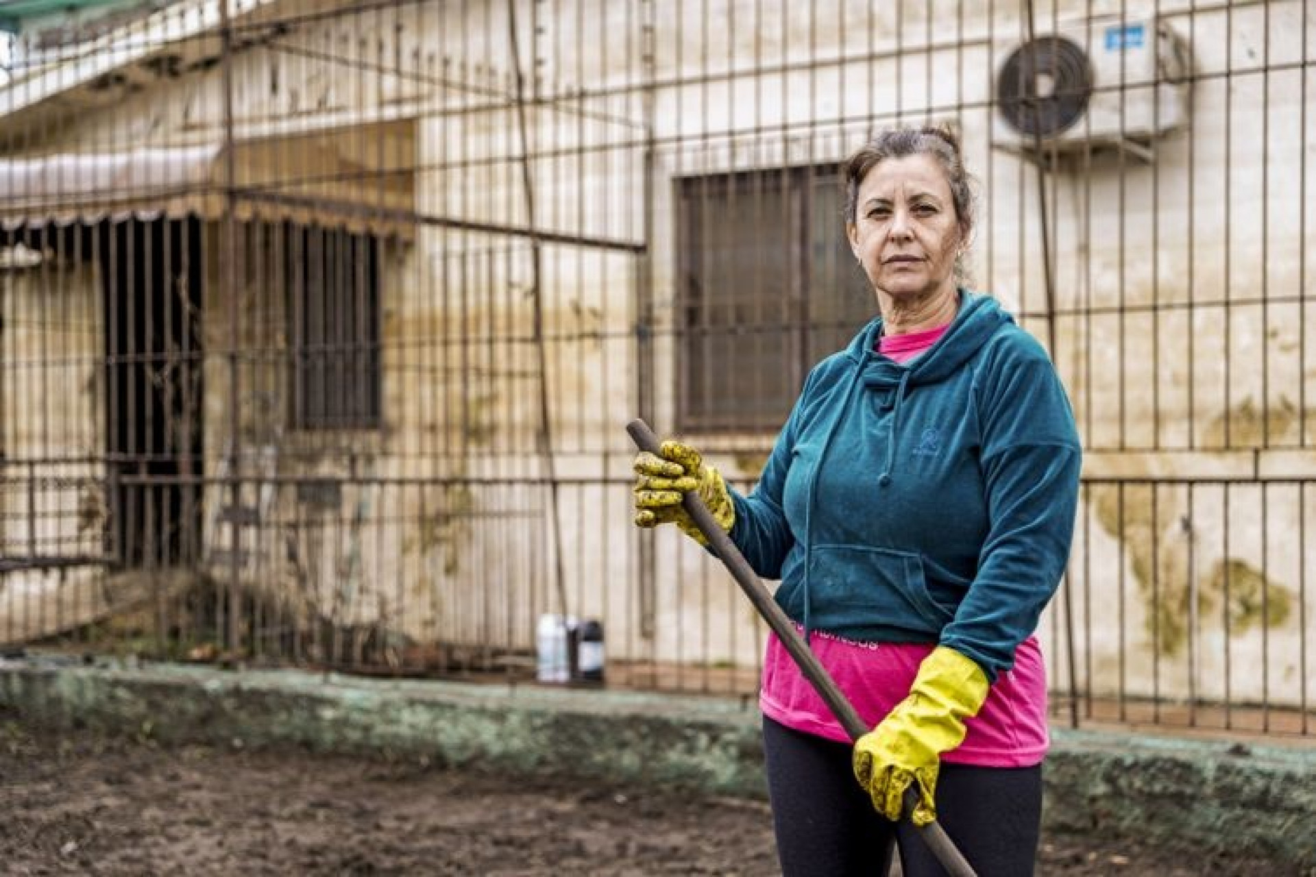 Elione da Silva Canedo em frente a sua casa, ap&oacute;s enchente que atingiu toda a regi&atilde;o - Bruno Peres/Ag&ecirc;ncia Brasil