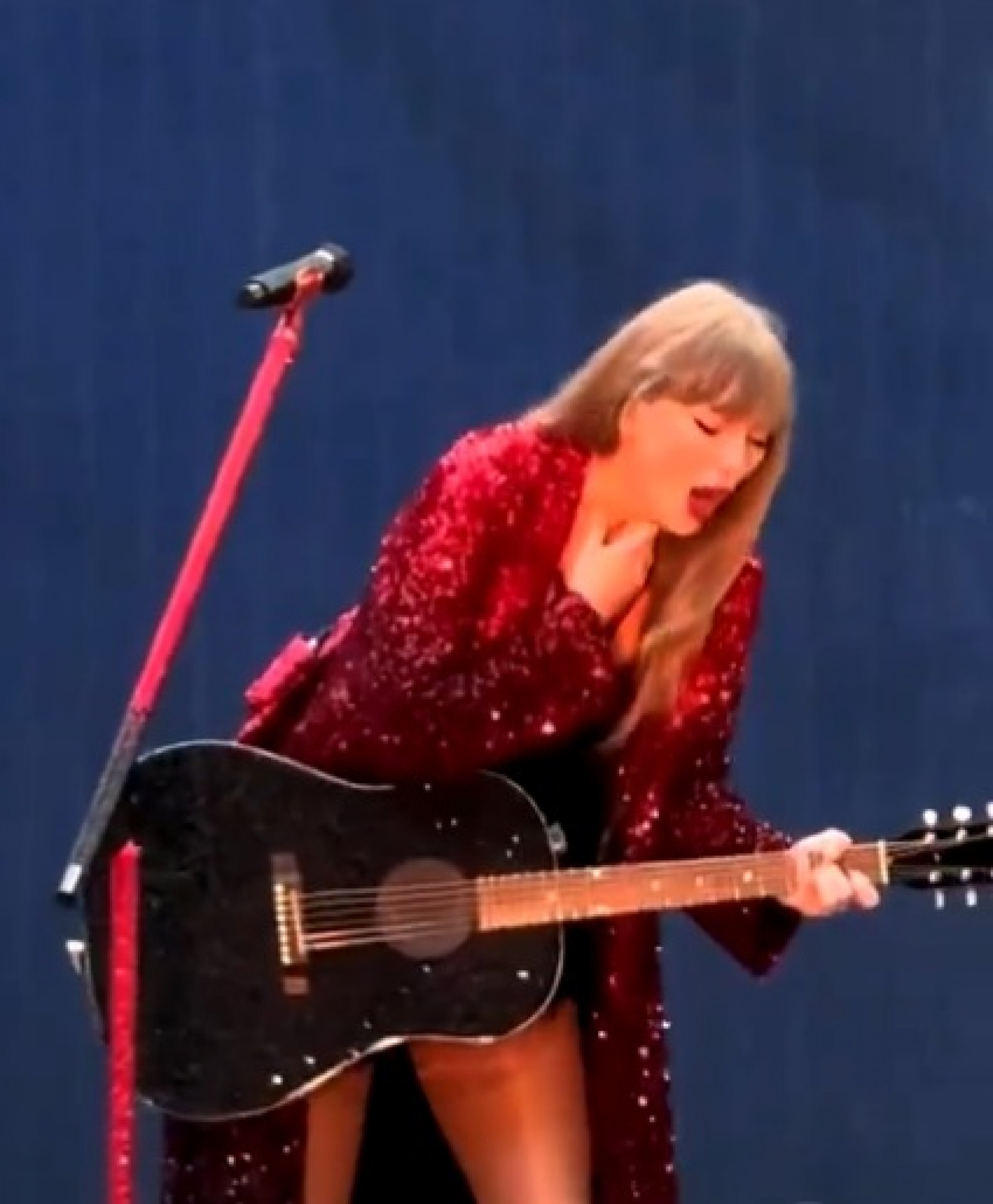 Taylor Swift engole inseto durante apresentação - Reprodução de vídeo