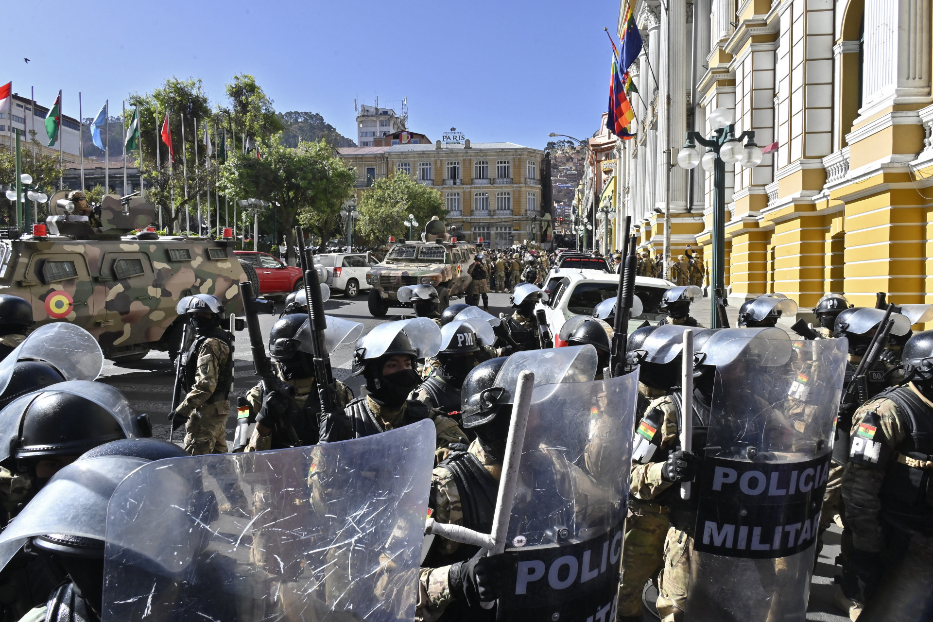 Militares tentam derrubar porta do palácio presidencial em La Paz - AFP