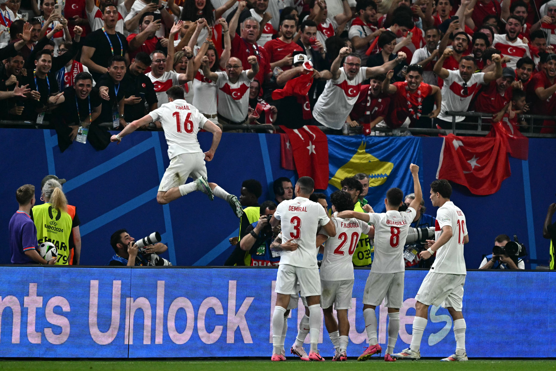 Festa dos jogadores da Turquia após o primeiro gol - Gabriel Bouys / AFP