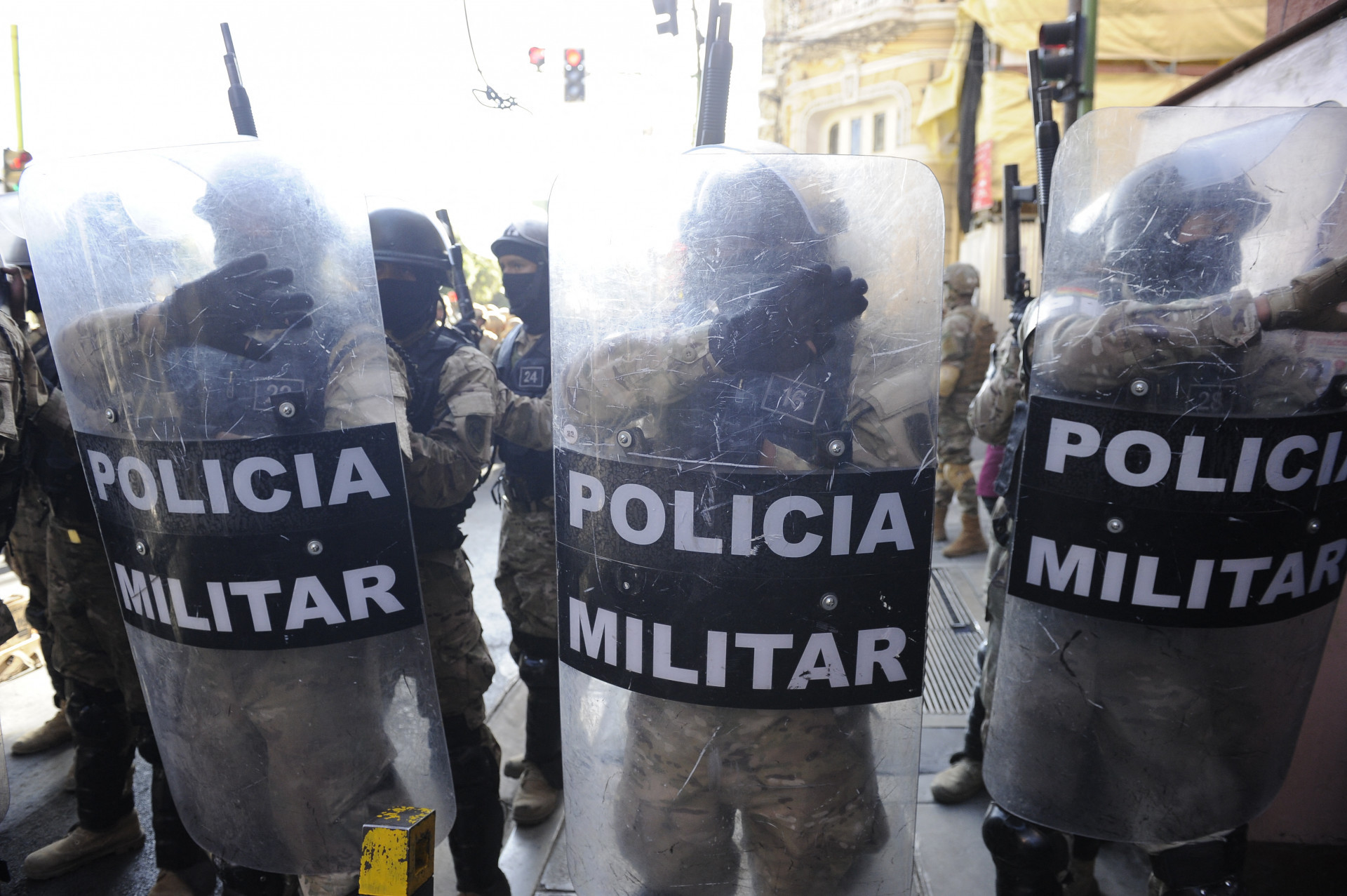 Policiais militares montam guarda do lado de fora do Palácio Quemado, na Plaza Murillo, em La Paz - AFP
