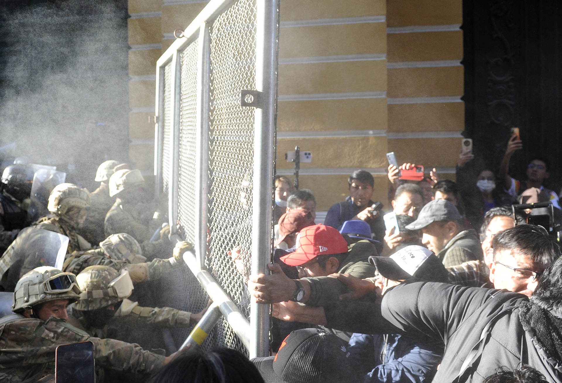 Policiais militares montam guarda do lado de fora do Palácio Quemado, na Plaza Murillo, em La Paz - AFP