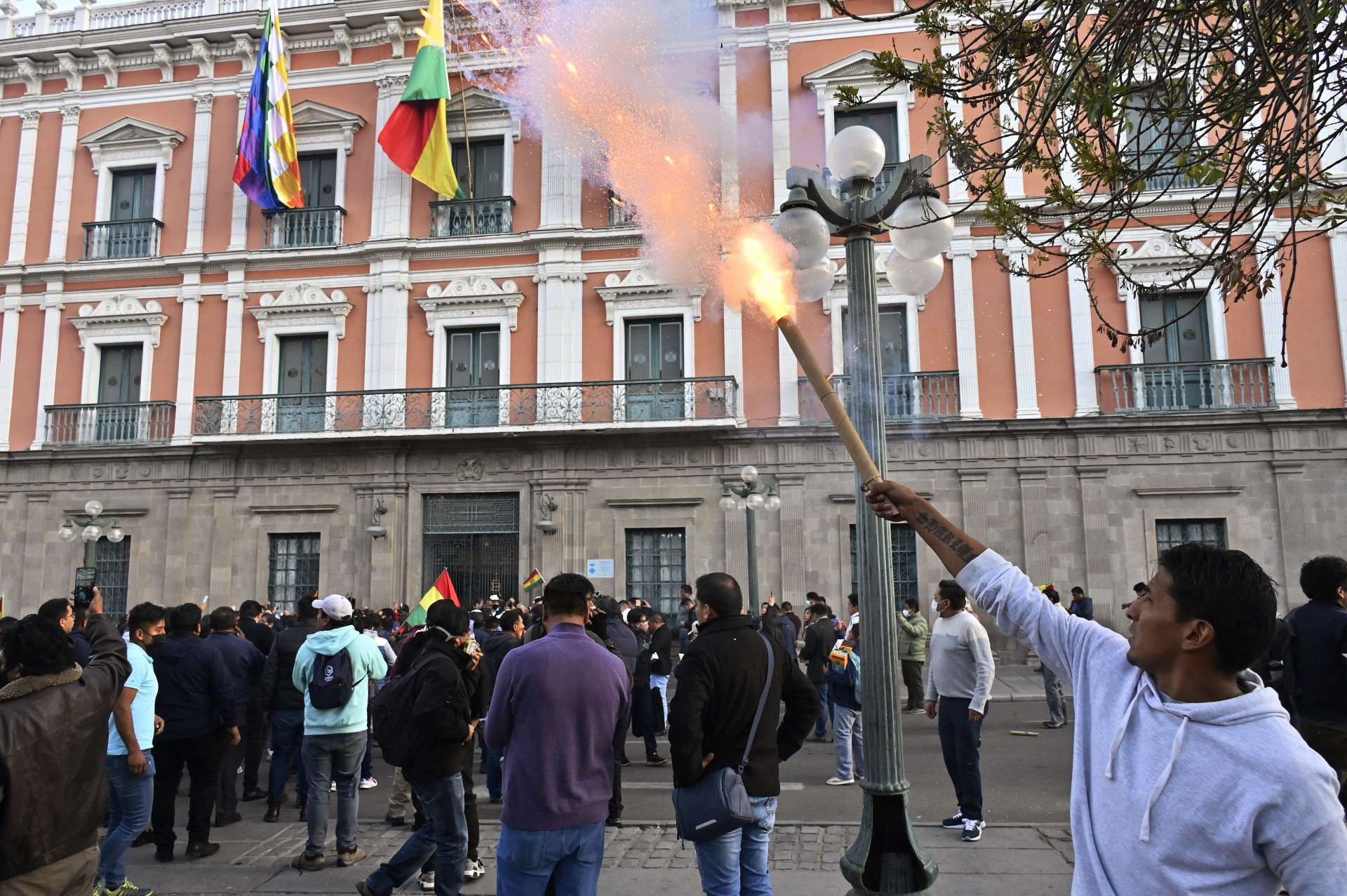 Policiais militares montam guarda do lado de fora do Palácio Quemado, na Plaza Murillo, em La Paz - AFP