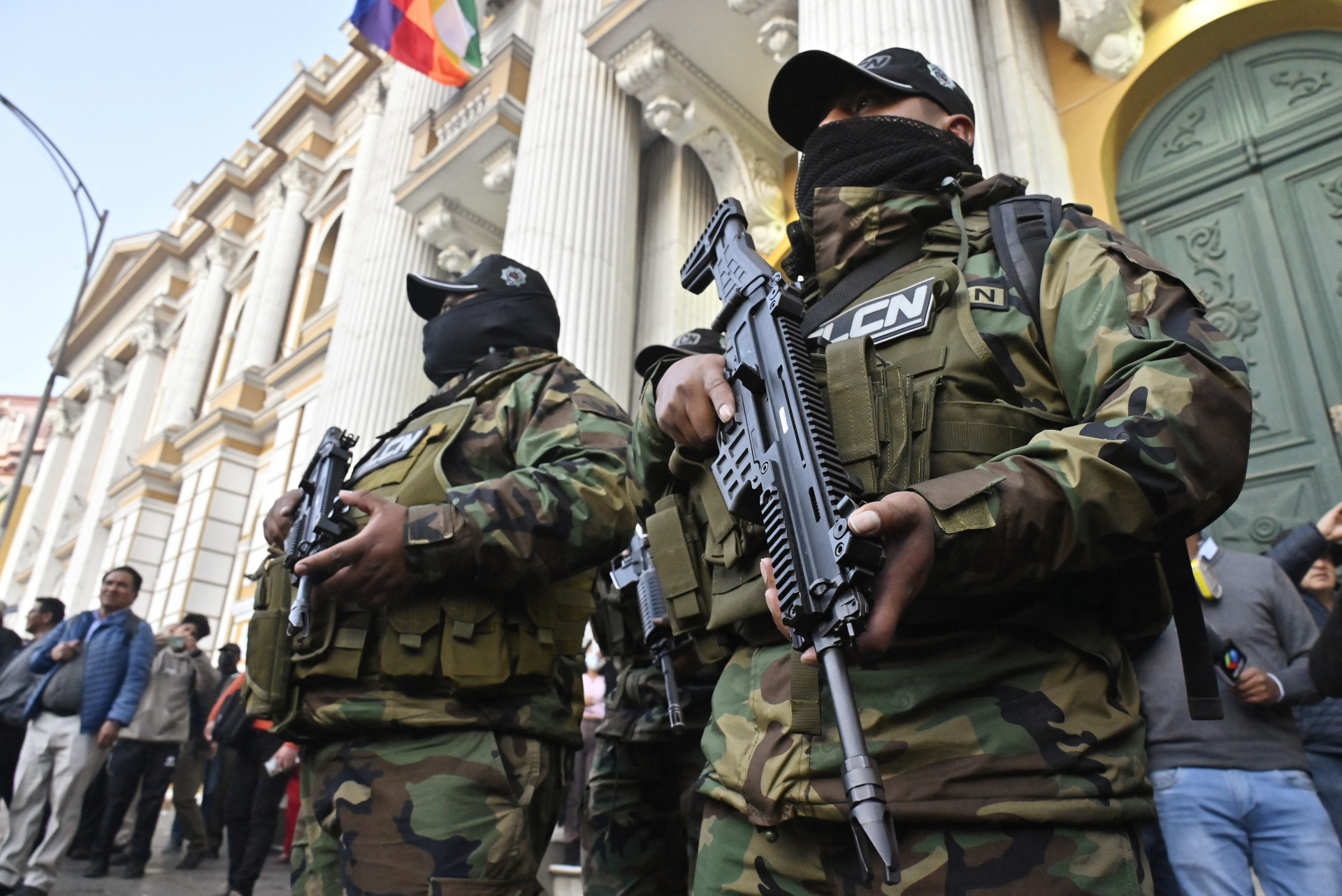 Policiais militares montam guarda do lado de fora do Palácio Quemado, na Plaza Murillo, em La Paz - AFP
