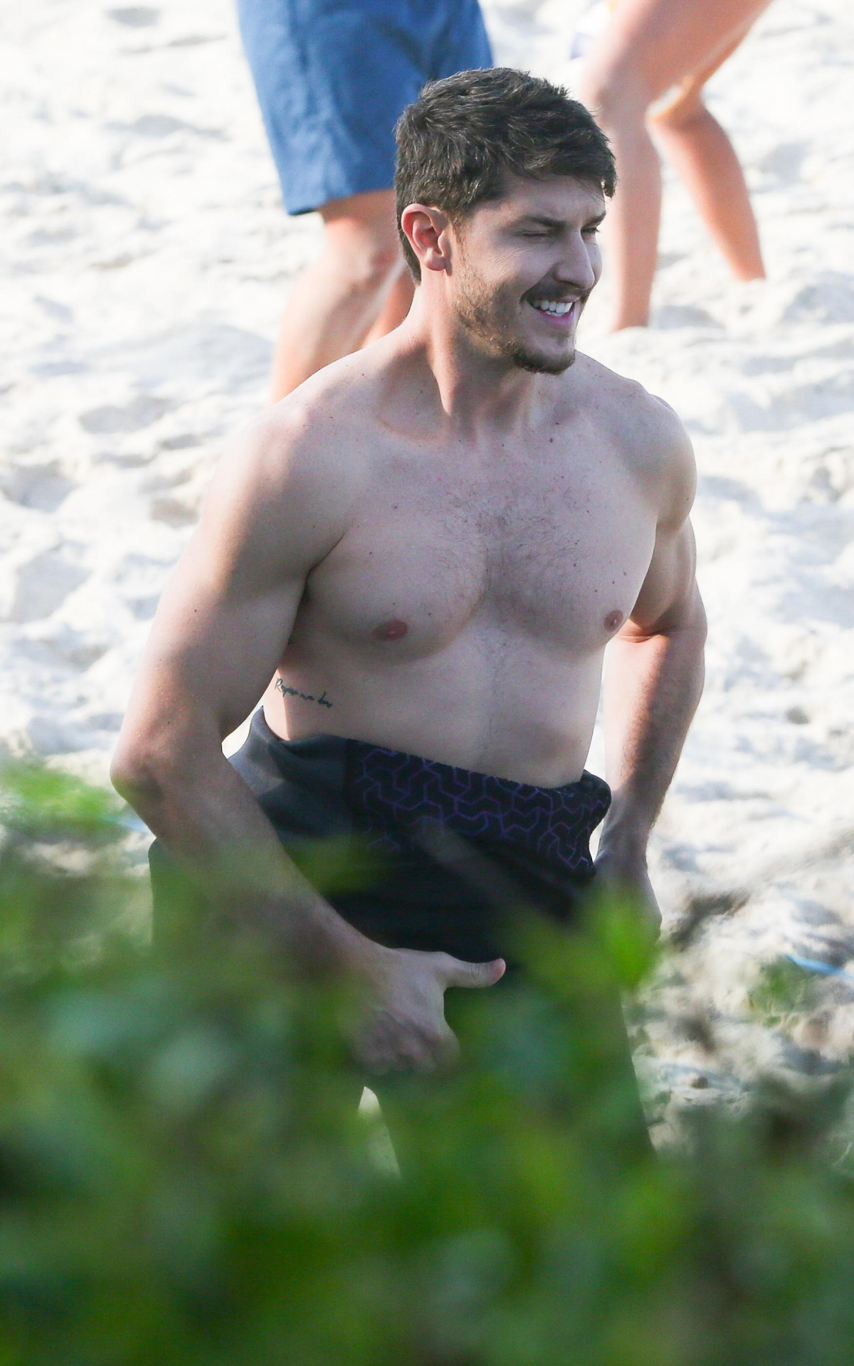 Klebber Toledo aproveita praia no Rio