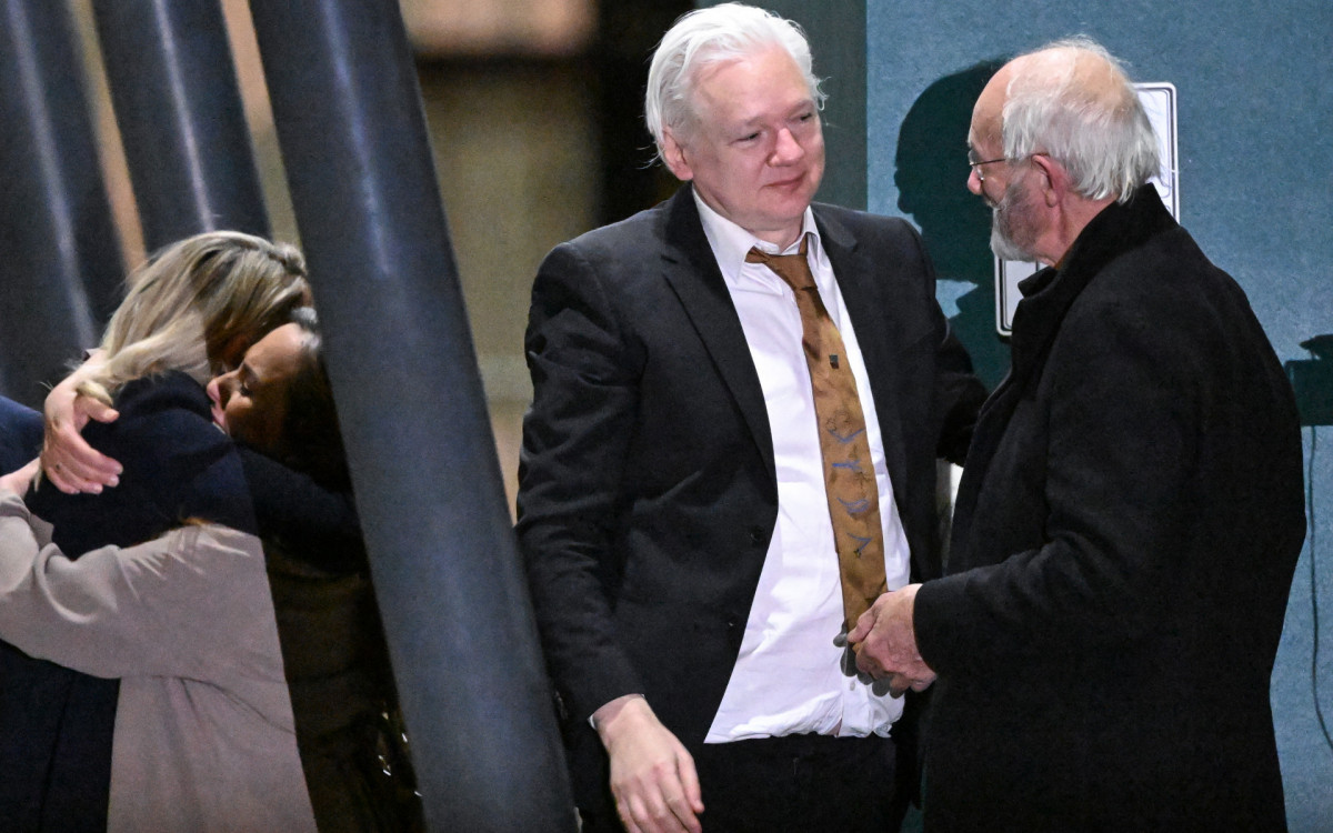 Ativista conversa com o pai - AFP