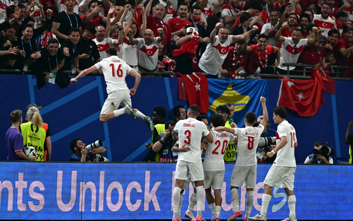 Festa dos jogadores da Turquia após o primeiro gol