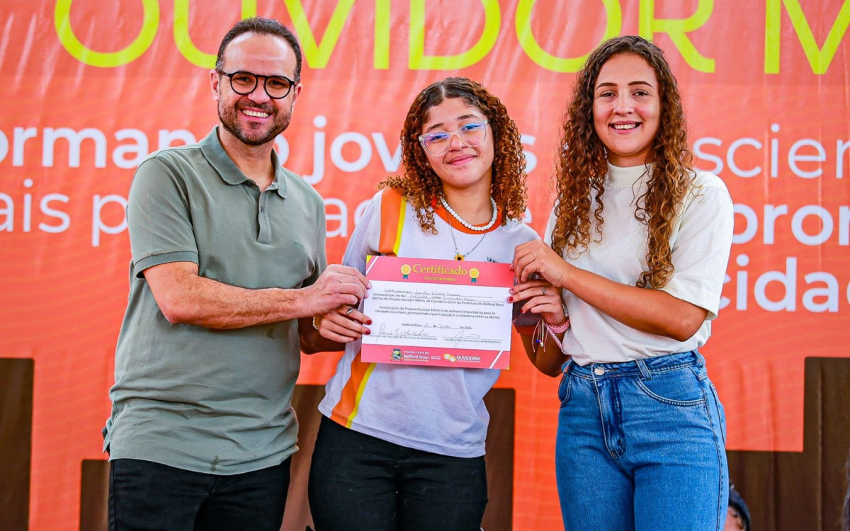Lucielen Ribeiro, 14 anos, do CIEP Municipal Simone de Beauvoir, ao lado do secretário Denis Macedo e da ouvidora geral Joice Bigatti