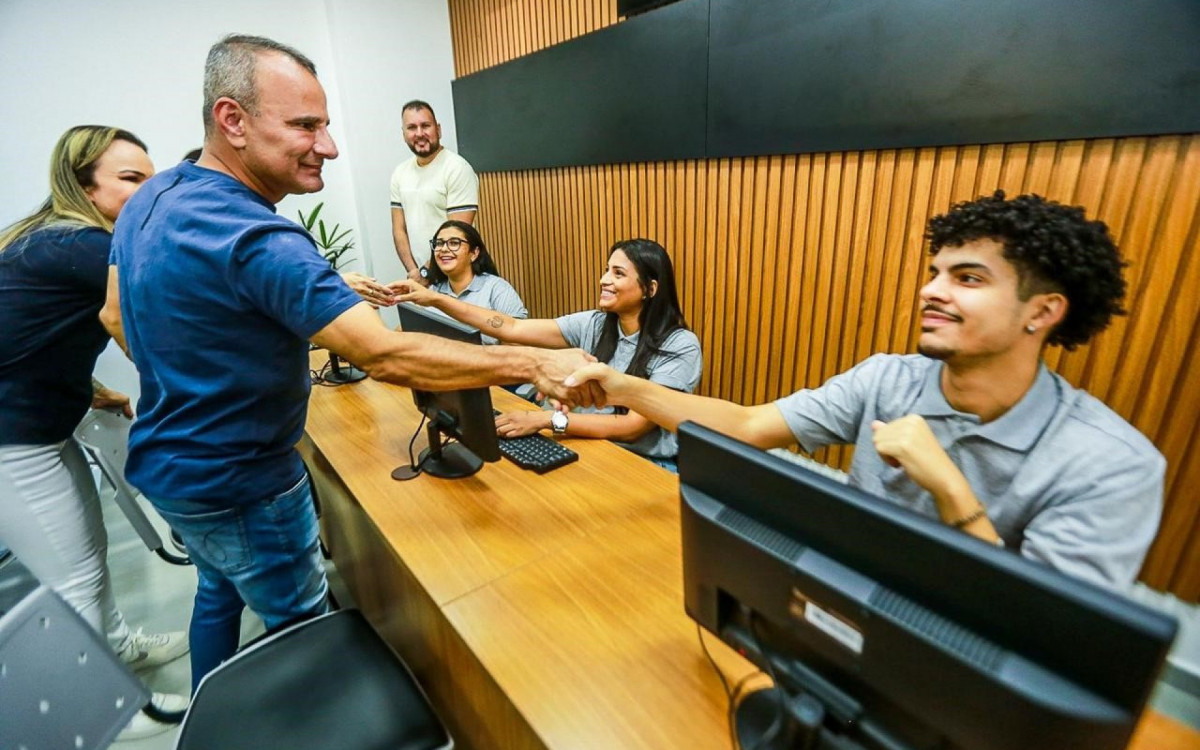 A deputada federal Daniela do Waguinho e o prefeito Waguinho cumprimentaram os funcionários do Complexo Regulador