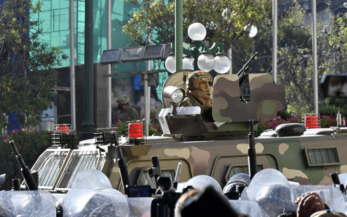 Militares tentam derrubar porta do palácio presidencial em La Paz