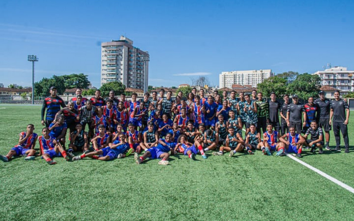 Jogadores do Belford Roxo e Botafogo após o amistoso no Engenhão