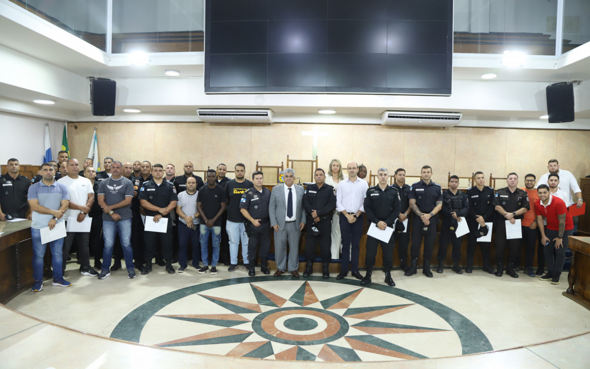 Caxias entrega títulos, moções e medalhas a autoridades de segurança pública