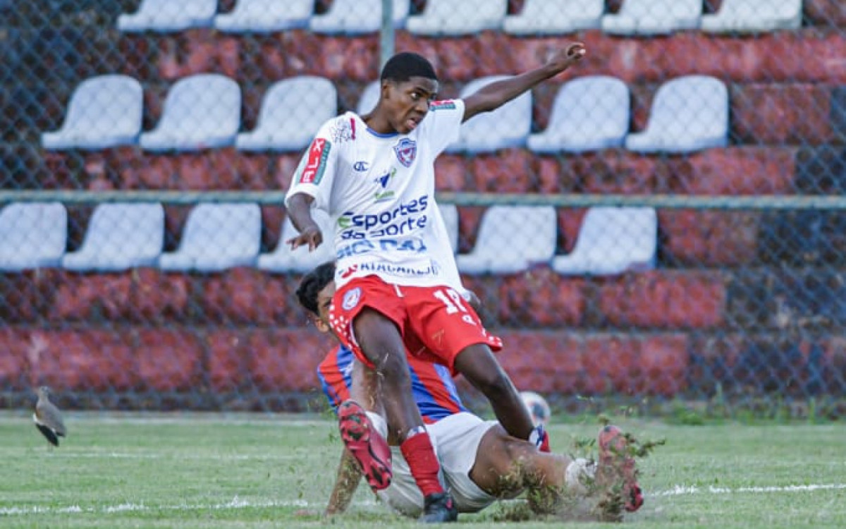 A partida entre Bonsucesso e Belford Roxo foi bastante disputada no Estádio Leônidas da Silva