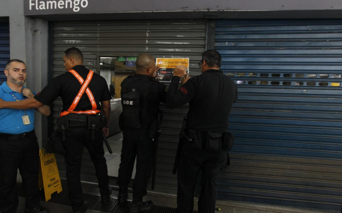 Estação de metrô do Flamengo foi fechada após incêndio atingir área externa