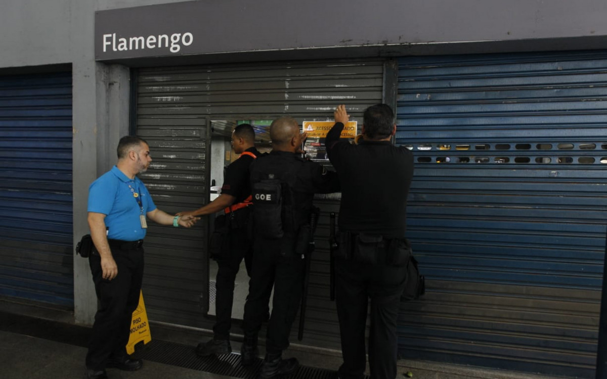 Estação de metrô do Flamengo foi fechada após incêndio atingir área externa