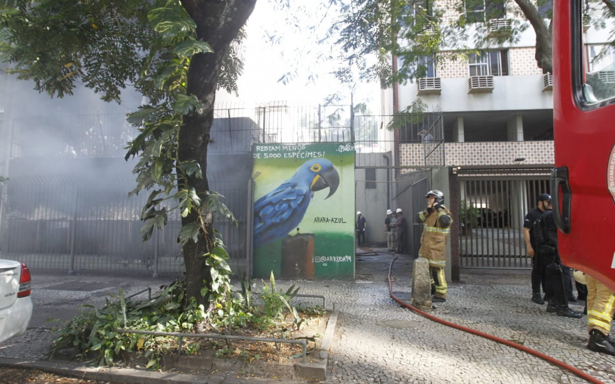 Inc&ecirc;ndio em um bloco de ventila&ccedil;&atilde;o do Metr&ocirc;, na Rua Bar&atilde;o de Itamb&iacute;, causou p&acirc;nico entre moradores
