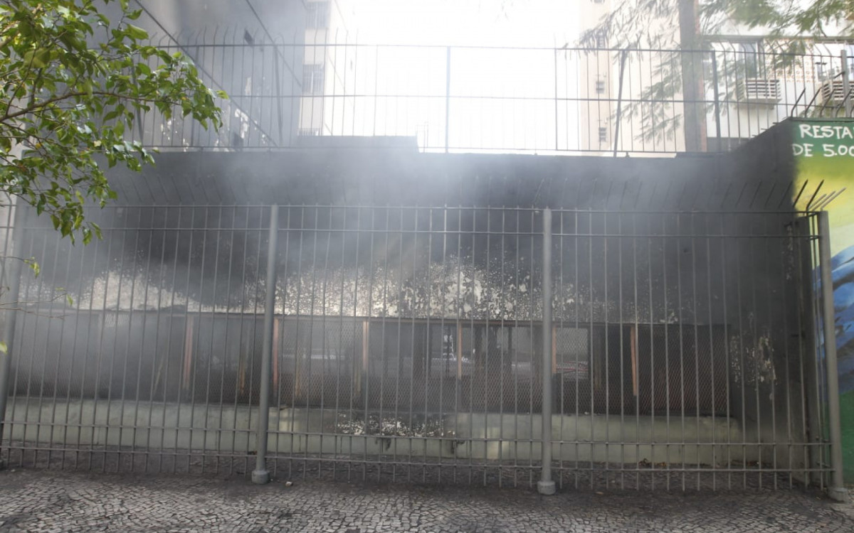Incêndio num bloco de ventilação do Metrô, na Rua Barão de Itambí, causou pânico em moradores da região do Flamengo e de Botafogo