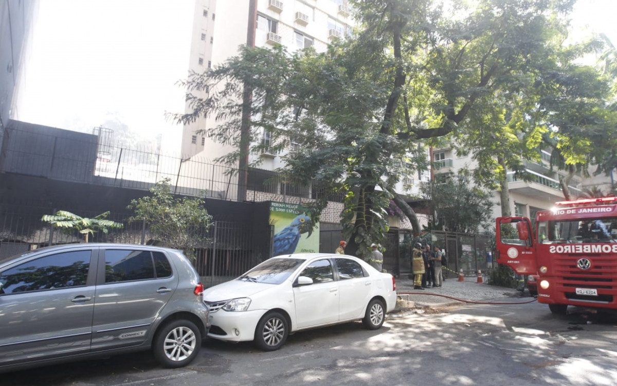 Inc&ecirc;ndio em um bloco de ventila&ccedil;&atilde;o do Metr&ocirc;, na Rua Bar&atilde;o de Itamb&iacute;
