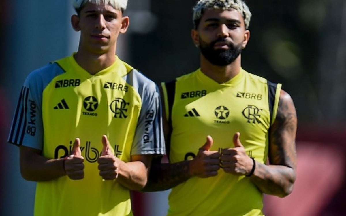 Gabigol (à direita) em treino do Flamengo - Marcelo Cortes /CRF