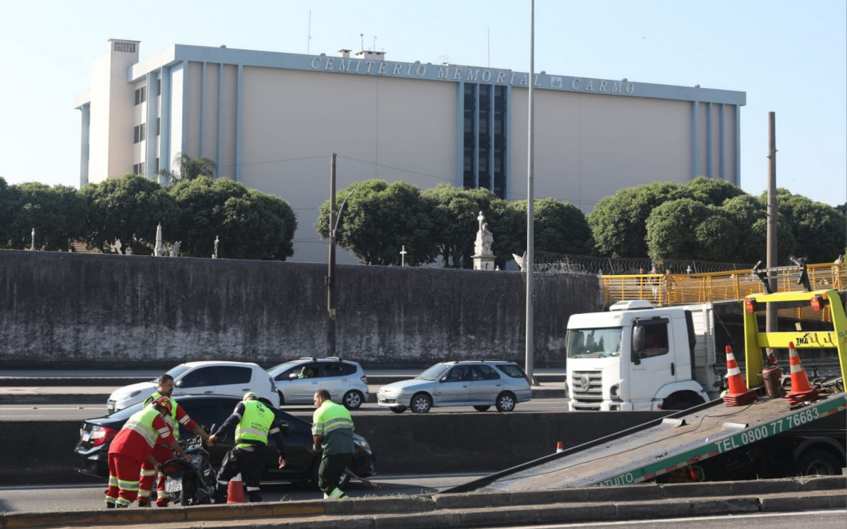 Moto foi retirada da pista após o acidente na Ponte Rio-Niterói